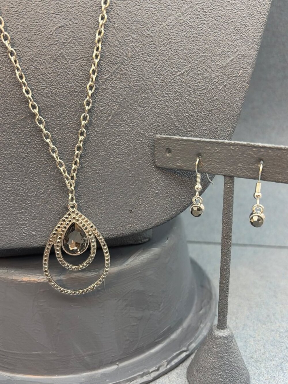 Teardrop Pendant Necklace Earrings Set 36 In Faceted Grey Stones Silver Chain